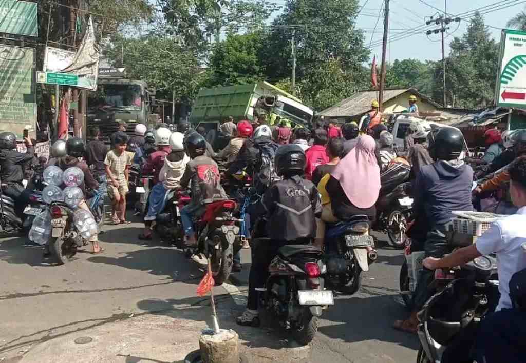 Kecelakaan Tunggal Truk di Ciampea, Bogor: Arus Lalu Lintas Sempat Macet Kecelakaan Tunggal Truk di Ciampea, Bogor: Arus Lalu Lintas Sempat Macet