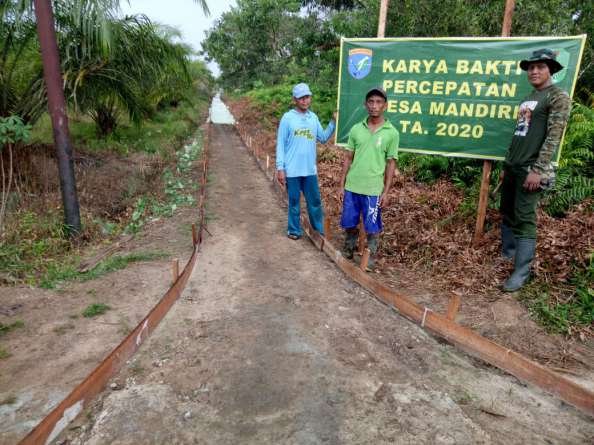 Guyub dan Gotong Royong Warga serta TNI Selesaikan Pembangunan Rabat Beton di TMMD Ciamis Guyub dan Gotong Royong Warga serta TNI Selesaikan Pembangunan Rabat Beton di TMMD Ciamis