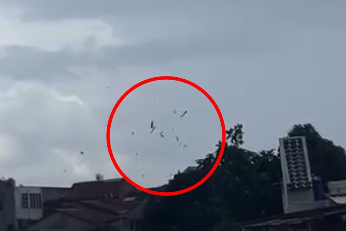 Detik-detik Puting Beliung Hantam Rumah di Bojonggede, Warga Teriak Istigfar Detik-detik Puting Beliung Hantam Rumah di Bojonggede, Warga Teriak Istigfar