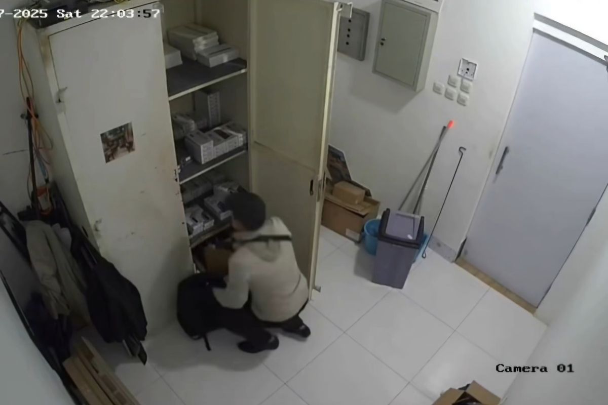 Bos Konter Bobol Toko di Mal Cikarang, Gasak 48 Ponsel Senilai Rp 600 Juta Bos Konter Bobol Toko di Mal Cikarang, Gasak 48 Ponsel Senilai Rp 600 Juta