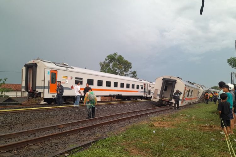 6 Kereta Daop 3 Cirebon Terlambat Akibat KA Purwojaya Anjlok di Bekasi
