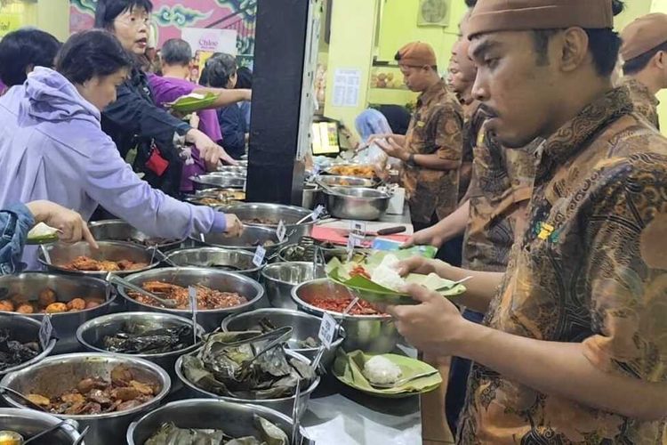 Nyala Gas Alam di Balik Nasi Jamblang Legendaris Cirebon Nyala Gas Alam di Balik Nasi Jamblang Legendaris Cirebon