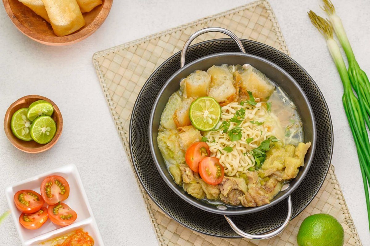 Resep Soto Mie Bogor Kuah Bening Segar dan Gurih dengan Risol Bihun