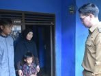 Wabup Sumedang Jemput Bocah 7 Tahun yang Lahir Tanpa Anus Wabup Sumedang Jemput Bocah 7 Tahun yang Lahir Tanpa Anus