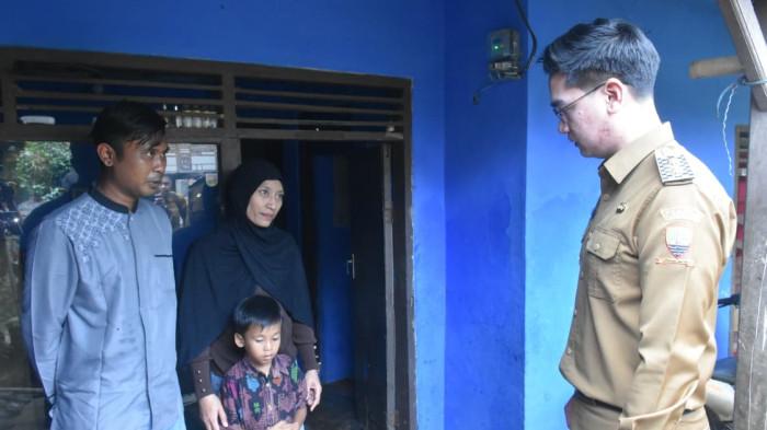 Wabup Sumedang Jemput Bocah 7 Tahun yang Lahir Tanpa Anus Wabup Sumedang Jemput Bocah 7 Tahun yang Lahir Tanpa Anus