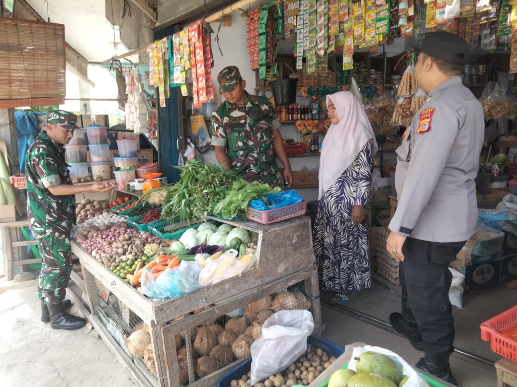 Babinsa Pantau Harga Sembako di Pasar Haurgeulis, Jaga Stabilitas Ekonomi Indramayu Babinsa Pantau Harga Sembako di Pasar Haurgeulis, Jaga Stabilitas Ekonomi Indramayu
