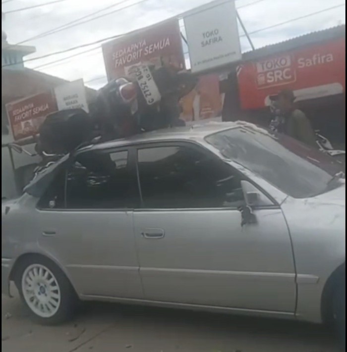 Kecelakaan Maut di Cilegon, Motor Sampai Nyangkut di Atap Mobil Kecelakaan Maut di Cilegon, Motor Sampai Nyangkut di Atap Mobil