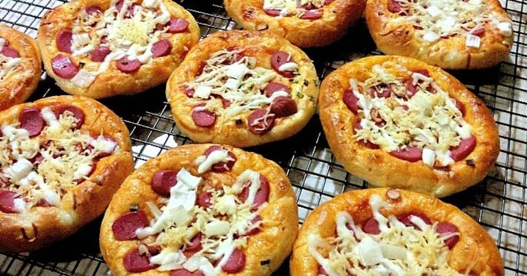 Bikin Pizza Mini, Cemilan Seru di Rumah Bikin Pizza Mini, Cemilan Seru di Rumah