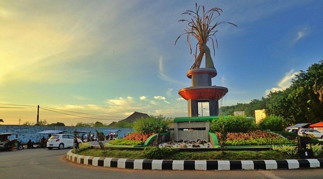 Karawang Berdemo: Ratusan Buruh, Petani, dan Mahasiswa Desak Kenaikan Upah dan Cabut Perbup Eksploitatif Karawang Berdemo: Ratusan Buruh, Petani, dan Mahasiswa Desak Kenaikan Upah dan Cabut Perbup Eksploitatif