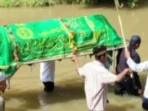 Warga Tanjungsari Bogor Bawa Jenazah Lewat Sungai Selama Puluhan Tahun Warga Tanjungsari Bogor Bawa Jenazah Lewat Sungai Selama Puluhan Tahun