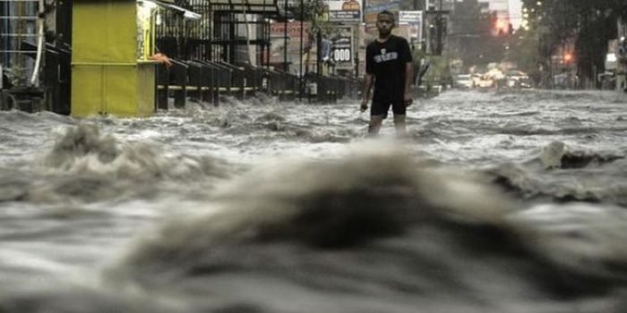 Banjir 1 Meter Hancurkan Ratusan Rumah di Pangandaran, Akses Terputus Banjir 1 Meter Hancurkan Ratusan Rumah di Pangandaran, Akses Terputus