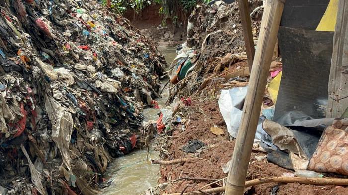 TPS Liar Mengganggu Warga Depok dan Tangsel dengan Bau Sampah TPS Liar Mengganggu Warga Depok dan Tangsel dengan Bau Sampah
