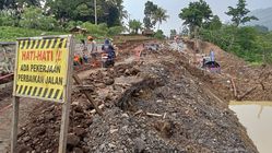 Jalan Provinsi Majalengka-Sumedang Putus 30 Meter, Akses 3 Kecamatan Terancam Terputus Jalan Provinsi Majalengka-Sumedang Putus 30 Meter, Akses 3 Kecamatan Terancam Terputus