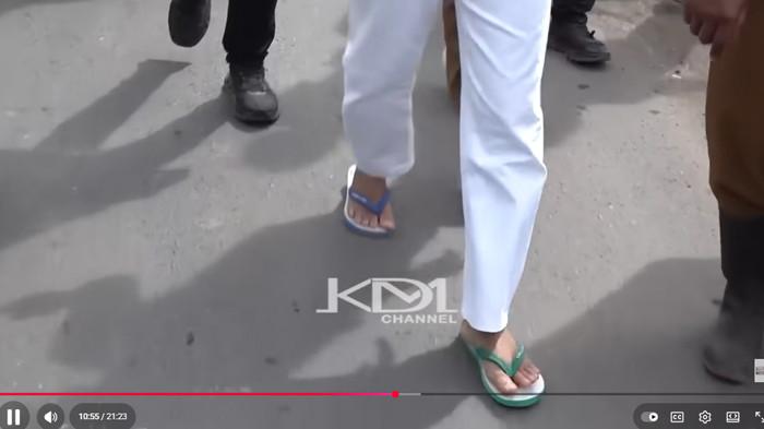 Balasan Gubernur Sandal Jepit Saat Dihakimi Warga Karawang, Dedi Mulyadi Kehilangan Kata-Kata Balasan Gubernur Sandal Jepit Saat Dihakimi Warga Karawang, Dedi Mulyadi Kehilangan Kata-Kata