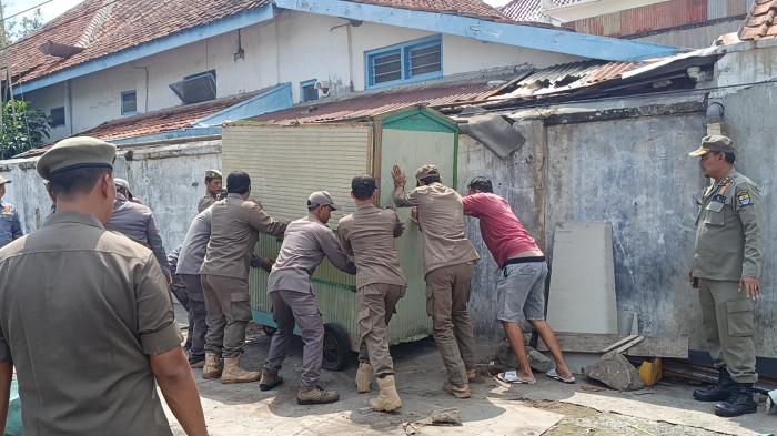 Wajah Baru Stasiun Cirebon Setelah PKL Ditertibkan, Trotoar Jadi Taman Kecil