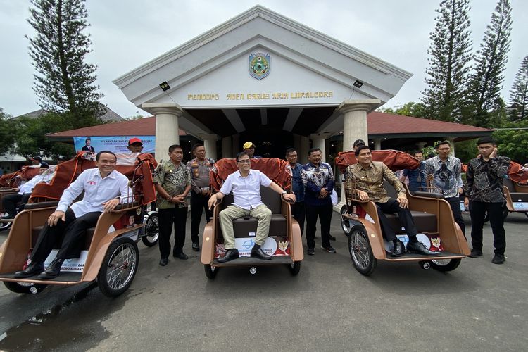 Senyum Bahagia 100 Mamang Becak Indramayu Dapat Becak Listrik dari Prabowo Senyum Bahagia 100 Mamang Becak Indramayu Dapat Becak Listrik dari Prabowo