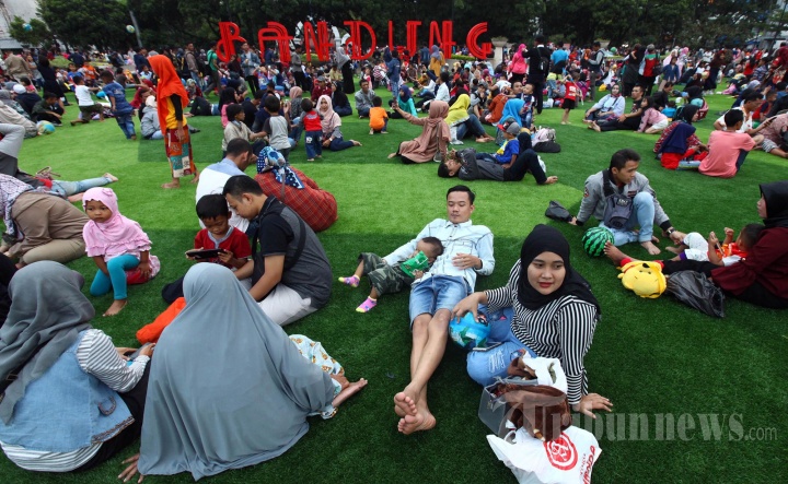 Alun-Alun Kota Bandung: Bersantai Di Rumput Sintetis Hijau Di Depan Masjid Raya Bandung Alun-Alun Kota Bandung: Bersantai Di Rumput Sintetis Hijau Di Depan Masjid Raya Bandung