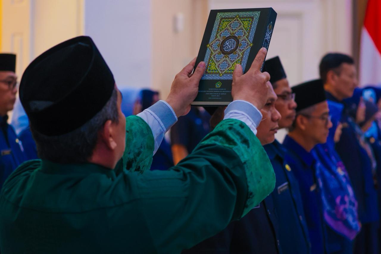 Dedie Rachim Lantik 22 Kepala SD di Bogor, Tegaskan Cetak Generasi Emas 2045 Dedie Rachim Lantik 22 Kepala SD di Bogor, Tegaskan Cetak Generasi Emas 2045