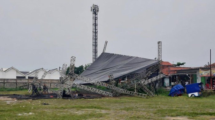 Panggung untuk HUT Desa Cilebut Barat Bogor Roboh Akibat Angin Kencang Panggung untuk HUT Desa Cilebut Barat Bogor Roboh Akibat Angin Kencang