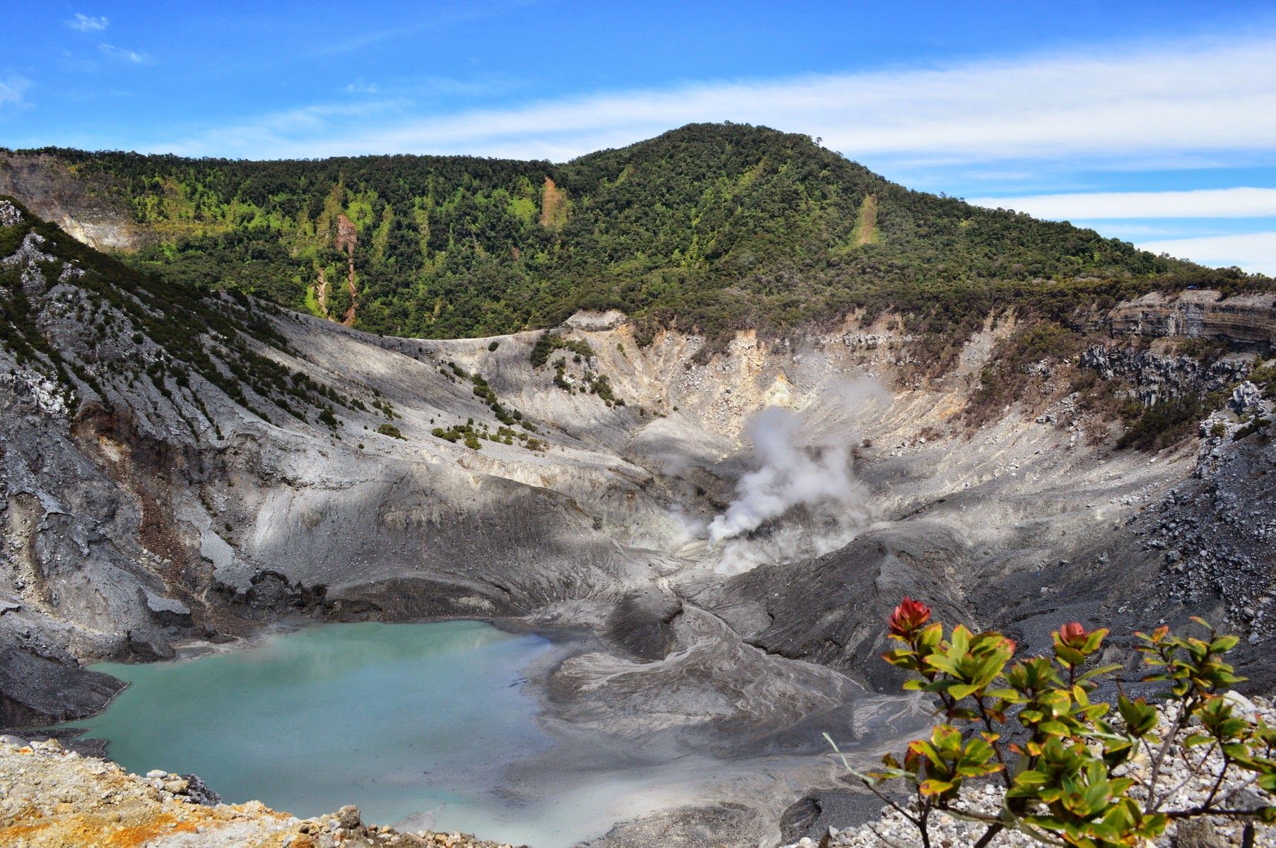 Kawah Tangkuban Perahu (Sisi Subang): Menikmati Pemandangan Kawah Domas Yang Bisa Diakses Dari Subang. Kawah Tangkuban Perahu (Sisi Subang): Menikmati Pemandangan Kawah Domas Yang Bisa Diakses Dari Subang.