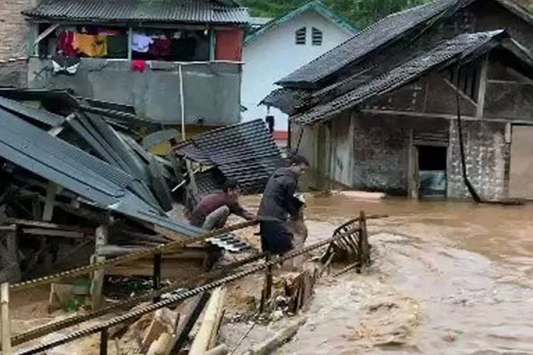 Jenazah Terbawa Banjir Rob, Warga Gotong Royong Selamatkan Jenazah Terbawa Banjir Rob, Warga Gotong Royong Selamatkan