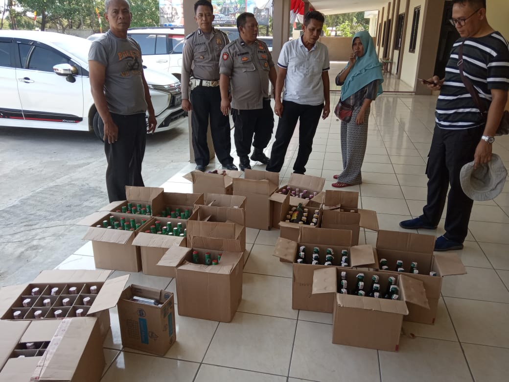 Hasil KRYD, Polsek Juntinyuat Amankan Ratusan Botol Miras Hasil KRYD, Polsek Juntinyuat Amankan Ratusan Botol Miras