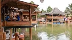 Danau Lemona: Petualangan Air dengan Jembatan Gantung dan Ikan Segar Danau Lemona: Petualangan Air dengan Jembatan Gantung dan Ikan Segar