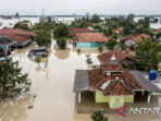 Ratusan rumah terendam banjir, ribuan warga dievakuasi Ratusan rumah terendam banjir, ribuan warga dievakuasi