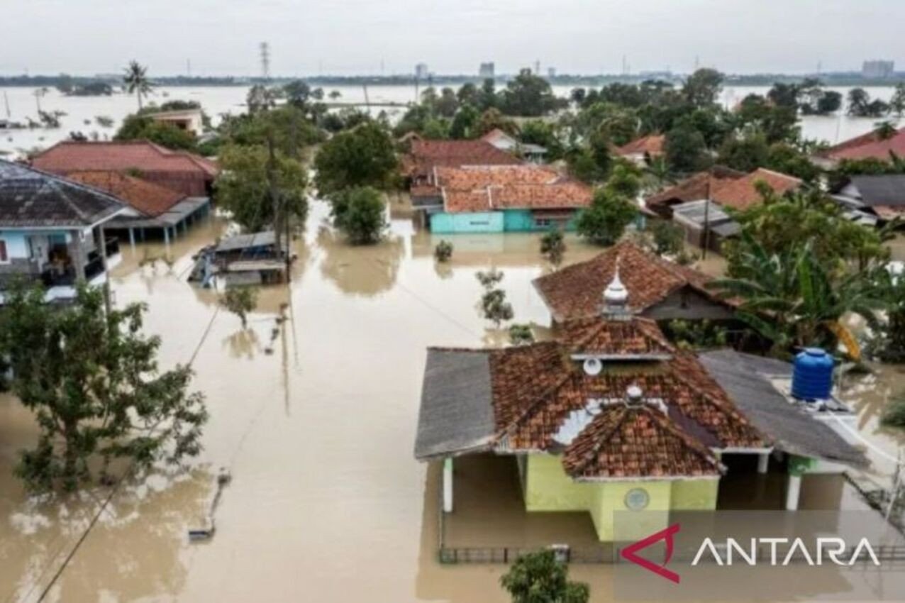 Ratusan rumah terendam banjir, ribuan warga dievakuasi Ratusan rumah terendam banjir, ribuan warga dievakuasi