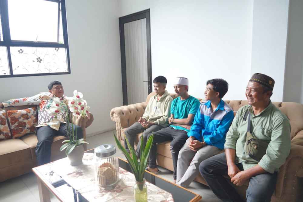 Empat warga Garut akhirnya pulang ke kampung halaman usai banjir Sumatra Empat warga Garut akhirnya pulang ke kampung halaman usai banjir Sumatra