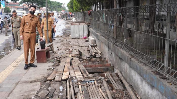 Wakil Bupati Sumedang Tinjau Trotoar dan Saluran Air di Sekitar Pabrik Kahatex Wakil Bupati Sumedang Tinjau Trotoar dan Saluran Air di Sekitar Pabrik Kahatex