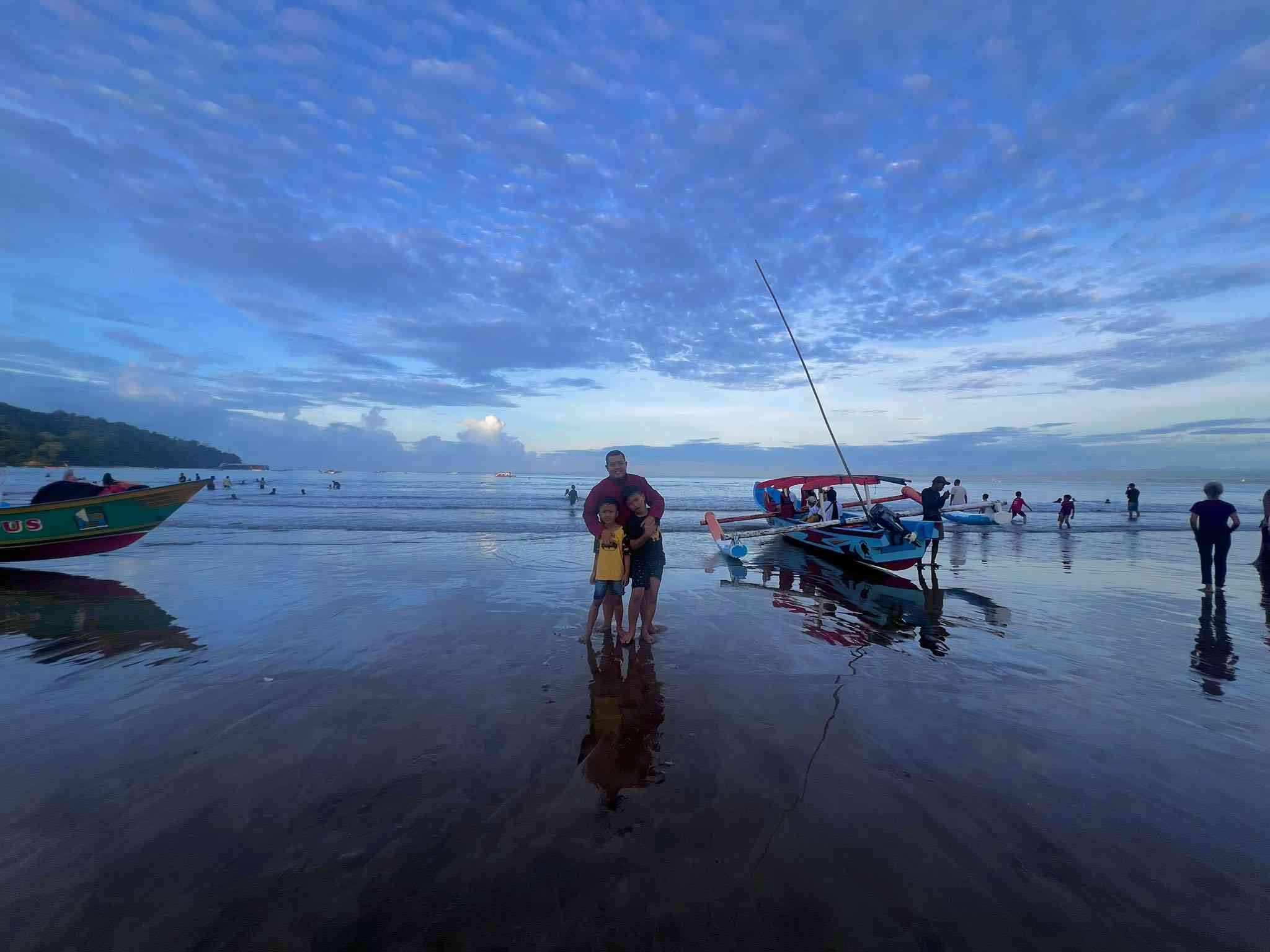 Pemandangan pagi Pantai Pananjung, daya tarik utama Pangandaran Pemandangan pagi Pantai Pananjung, daya tarik utama Pangandaran