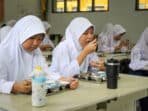 Foto: Selera Siswa SMP Bogor Saat Menikmati Menu MBG Foto: Selera Siswa SMP Bogor Saat Menikmati Menu MBG