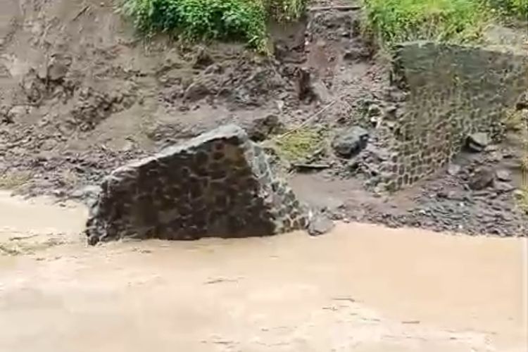 Jembatan putus, tanah longsor mengisolasi warga Ciangkrek Sukabumi Jembatan putus, tanah longsor mengisolasi warga Ciangkrek Sukabumi