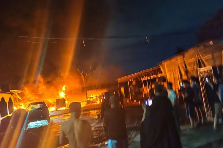 Empat mobil dan dua ruko terbakar di Bojongsari Depok Empat mobil dan dua ruko terbakar di Bojongsari Depok