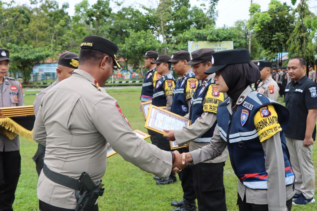 Kapolres Depok Beri Penghargaan Kepada 56 Personel dan 4 Warga Sipil Berprestasi Kapolres Depok Beri Penghargaan Kepada 56 Personel dan 4 Warga Sipil Berprestasi