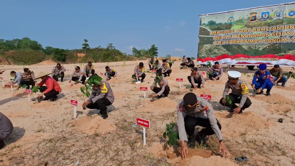Tanam Pohon dengan Kompos Blok, Polres Sumedang Hijaukan Lahan Kritis Tambang Tanam Pohon dengan Kompos Blok, Polres Sumedang Hijaukan Lahan Kritis Tambang