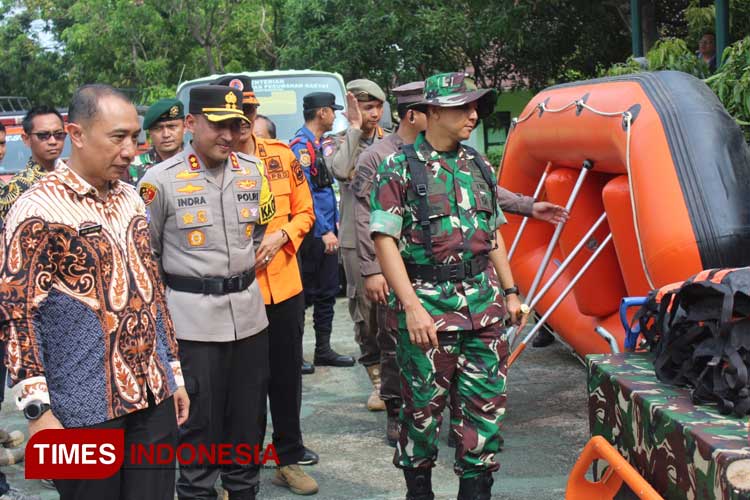 Ratusan Warga dan Prajurit Kodim Majalengka Berdoa untuk Korban Bencana Aceh dan Sumatera Ratusan Warga dan Prajurit Kodim Majalengka Berdoa untuk Korban Bencana Aceh dan Sumatera