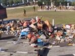 20 Gerobak Sampah Dibuang di Depan Kantor Lurah Kebalen Bekasi, Aksi Protes Penutupan TPS Ilegal Pemda 20 Gerobak Sampah Dibuang di Depan Kantor Lurah Kebalen Bekasi, Aksi Protes Penutupan TPS Ilegal Pemda