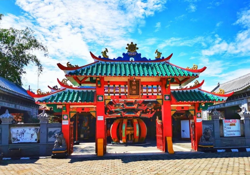 Vihara Shia Jin Ku Po: Mengunjungi Vihara Cantik dengan Patung Dewi Kwan Im Raksasa di Jawa Barat Vihara Shia Jin Ku Po: Mengunjungi Vihara Cantik dengan Patung Dewi Kwan Im Raksasa di Jawa Barat