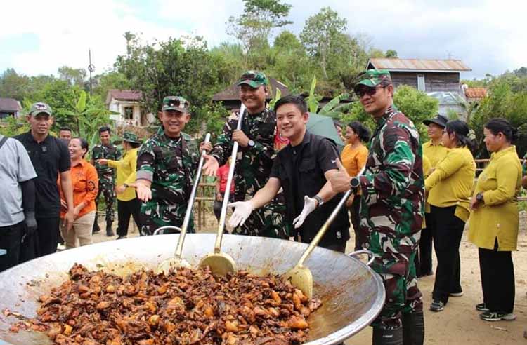 Bobon Santoso Masak 10 Ribu Porsi Sehari untuk Bantu Korban Banjir Padang, Ini Lokasinya Bobon Santoso Masak 10 Ribu Porsi Sehari untuk Bantu Korban Banjir Padang, Ini Lokasinya