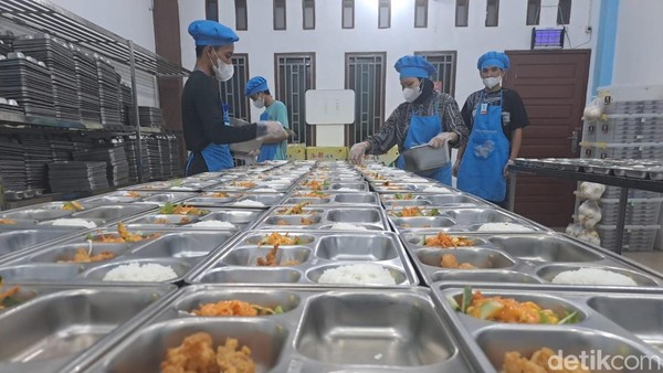 Realisasi anggaran makan gratis mencapai Rp 52,9 triliun per 15 Desember 2025 Realisasi anggaran makan gratis mencapai Rp 52,9 triliun per 15 Desember 2025