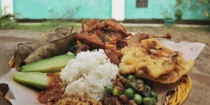 Wajib Coba! 5 Makanan Khas Kuningan yang Viral: Nasi Kasreng hingga Peuyeum Ketan Legendaris Wajib Coba! 5 Makanan Khas Kuningan yang Viral: Nasi Kasreng hingga Peuyeum Ketan Legendaris