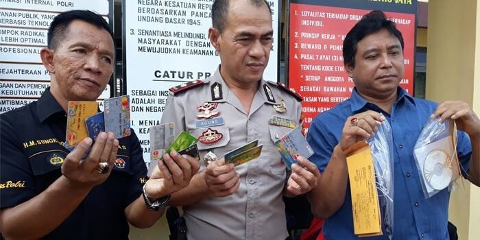Waspadai ‘Lidi Iblis’ di Mesin ATM, Polisi Ungkap Sindikat Penukar Kartu di Cirebon Waspadai ‘Lidi Iblis’ di Mesin ATM, Polisi Ungkap Sindikat Penukar Kartu di Cirebon