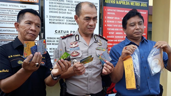 Waspadai ‘Lidi Iblis’ di Mesin ATM, Polisi Ungkap Sindikat Penukar Kartu di Cirebon Waspadai ‘Lidi Iblis’ di Mesin ATM, Polisi Ungkap Sindikat Penukar Kartu di Cirebon