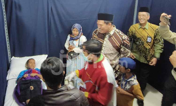 DLU salurkan CSR melalui khitan massal dengan Smart Klamp DLU salurkan CSR melalui khitan massal dengan Smart Klamp