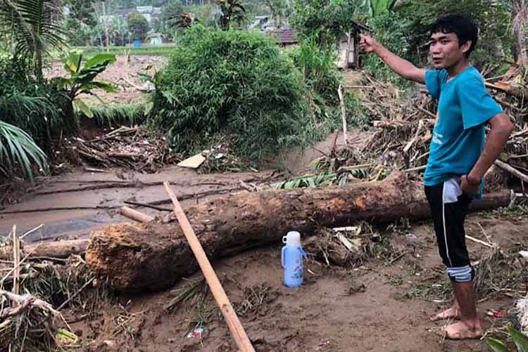 Banjir Bandang Hancurkan Sukabumi: 1 Rumah Hanyut dan 5 Rusak Banjir Bandang Hancurkan Sukabumi: 1 Rumah Hanyut dan 5 Rusak