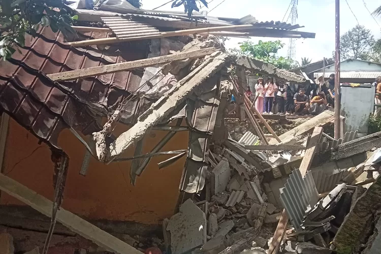 Rumah di Cicadas Ambruk, Satu Penghuni Luka Tertimpa Puing