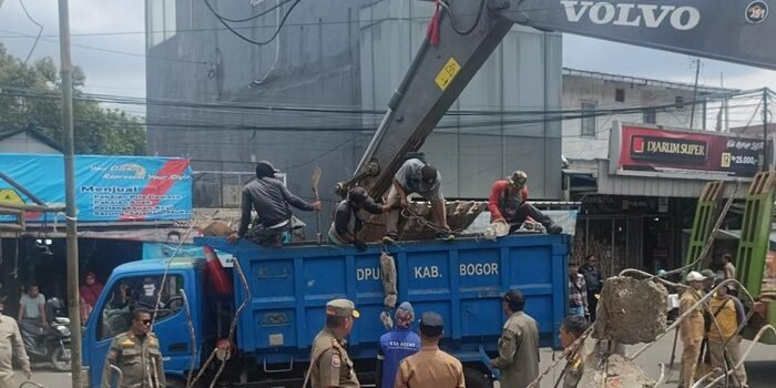 Atasi Macet, Satpol PP Bogor Tertibkan PKL di Sekitar IPB Dramaga Bogor Atasi Macet, Satpol PP Bogor Tertibkan PKL di Sekitar IPB Dramaga Bogor