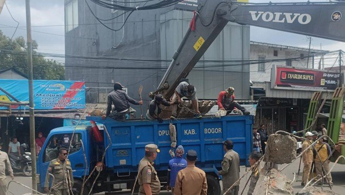 Atasi Macet, Satpol PP Bogor Tertibkan PKL di Sekitar IPB Dramaga Bogor Atasi Macet, Satpol PP Bogor Tertibkan PKL di Sekitar IPB Dramaga Bogor